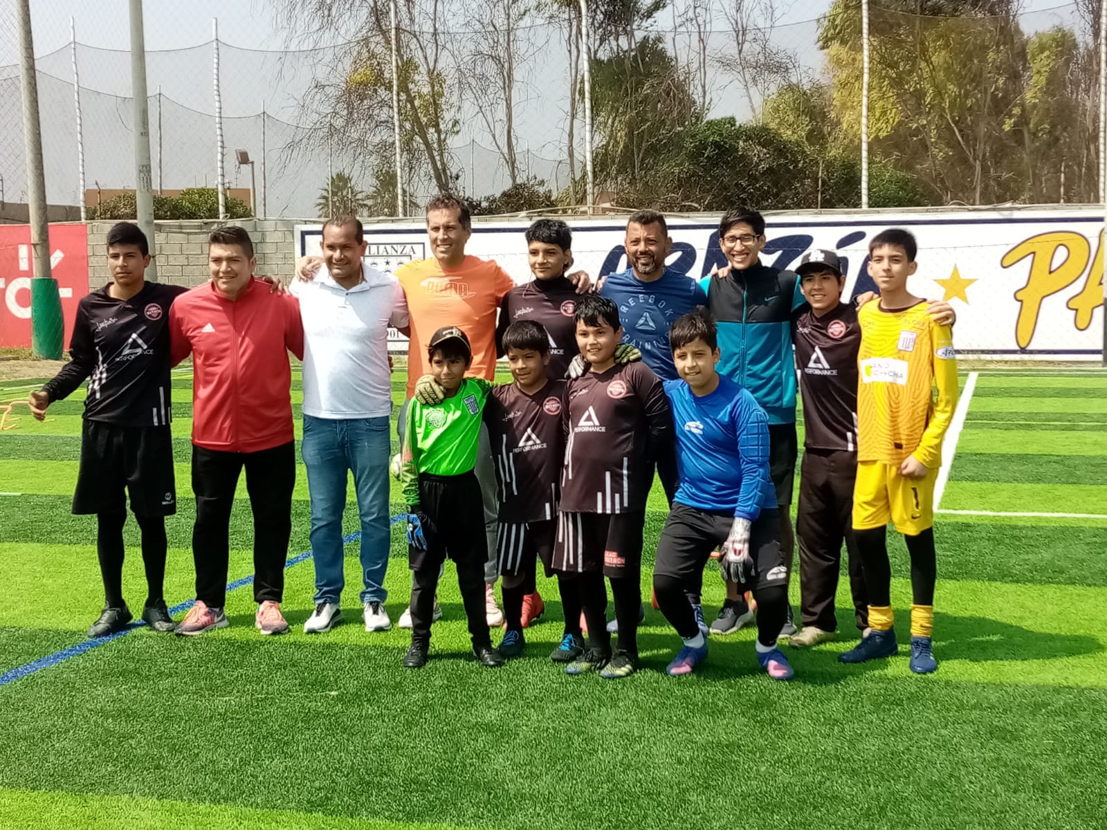 Leao Butrón compartió con jóvenes promesa del deporte en Trujillo