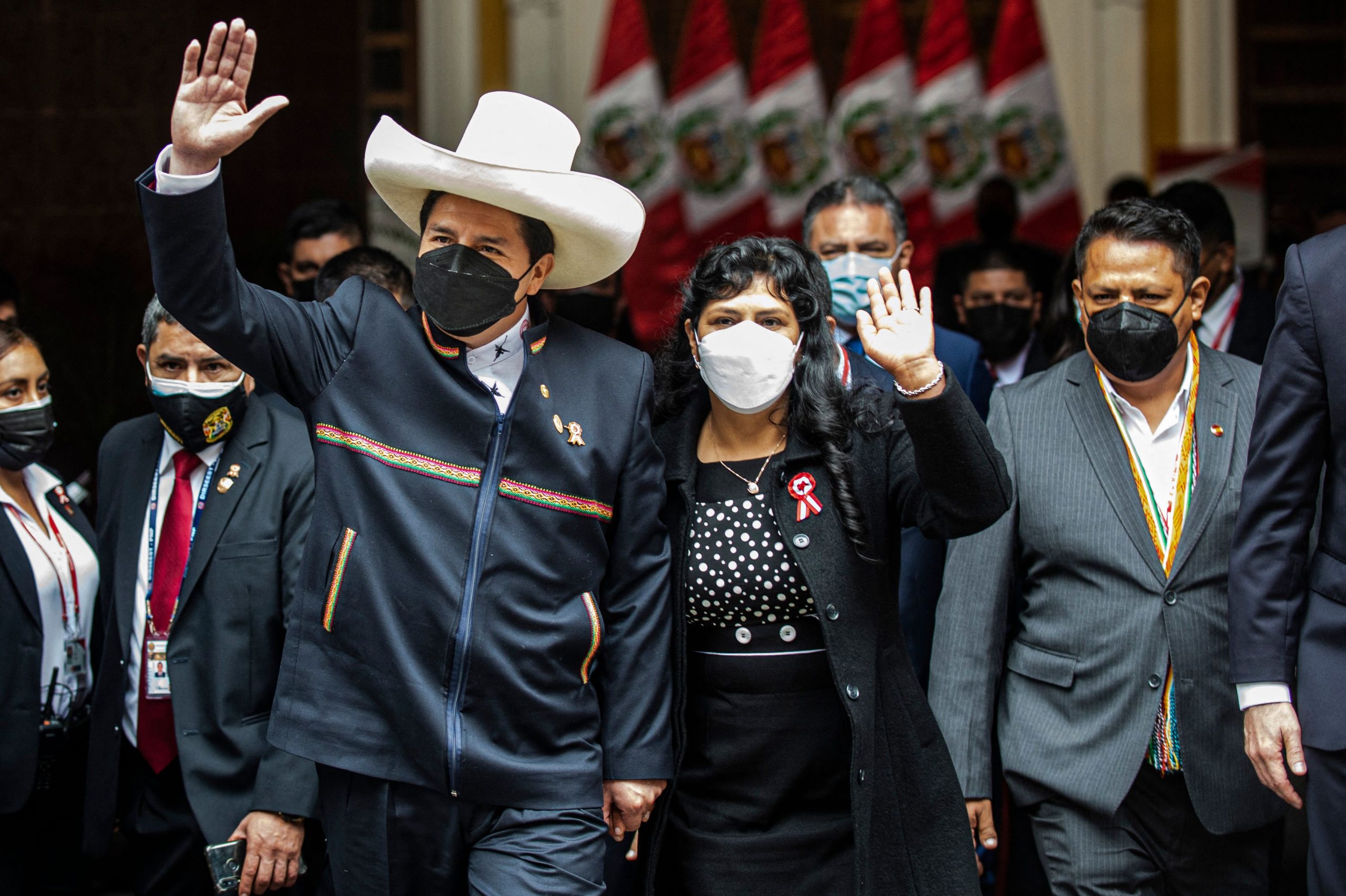 Pedro Castillo y esposa habrían plagiado tesis