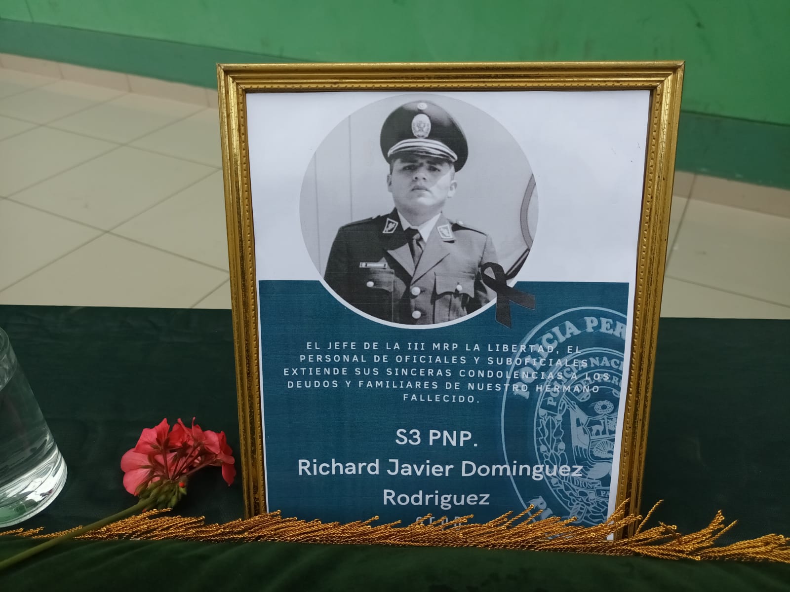 PNP rinde homenaje a efectivo asesinado en urb. La Perla