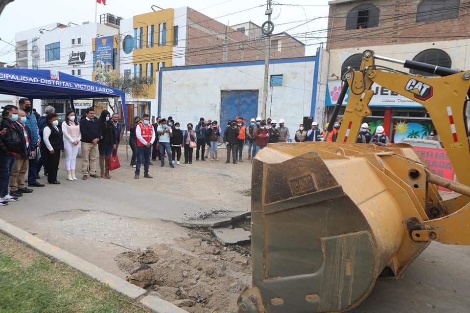 Inician asfaltado de vía auxiliar de la avenida Larco