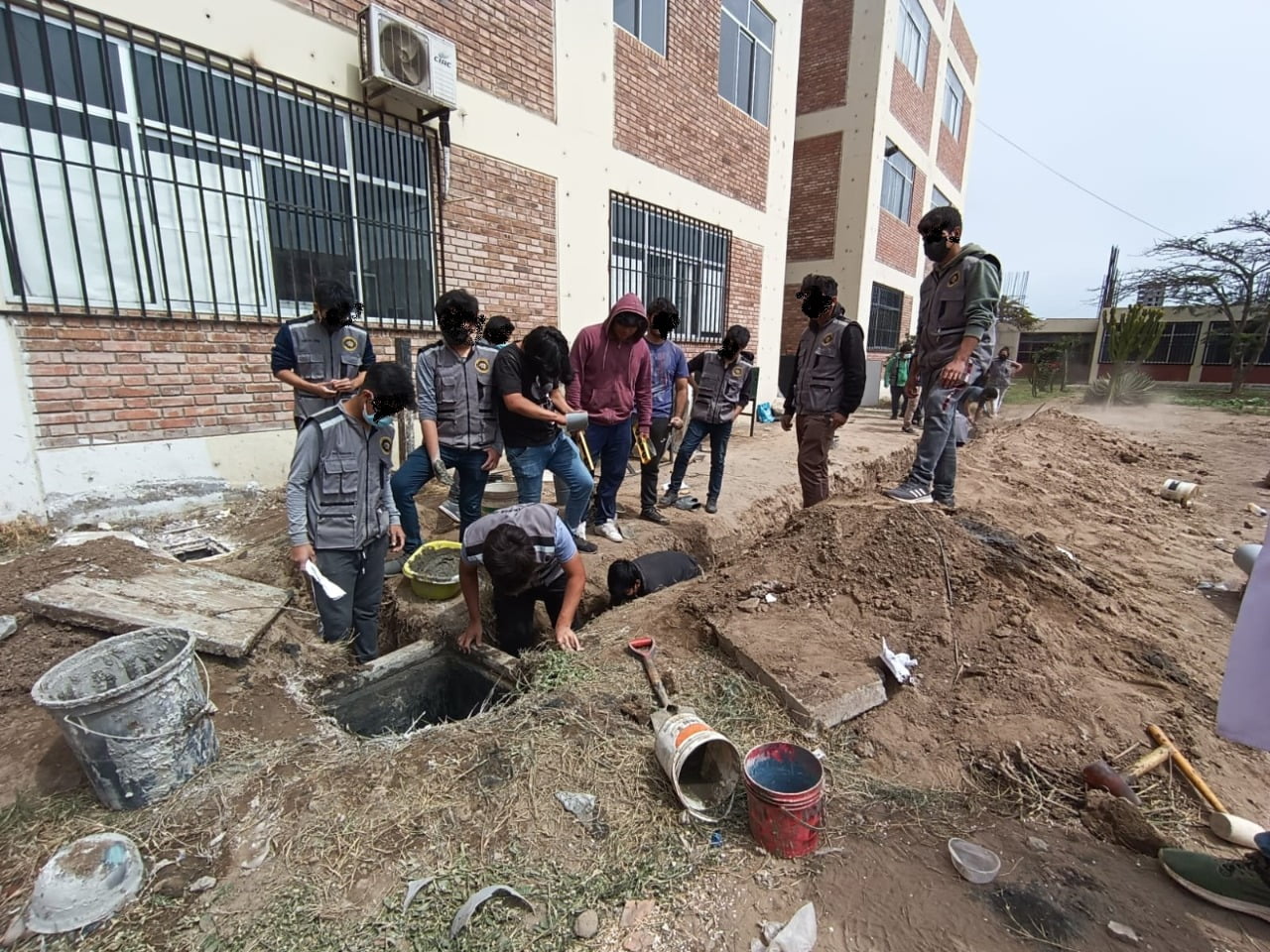 Alumnos de la UNT arreglan desperfectos para aprobar curso académico