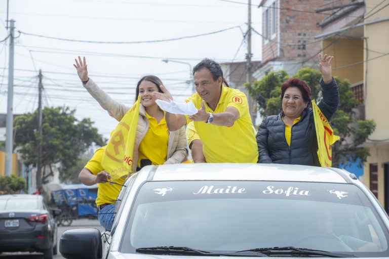 Víctor Larco: Moisés Arias reafirma su compromiso con justicia social en caravana del triunfo