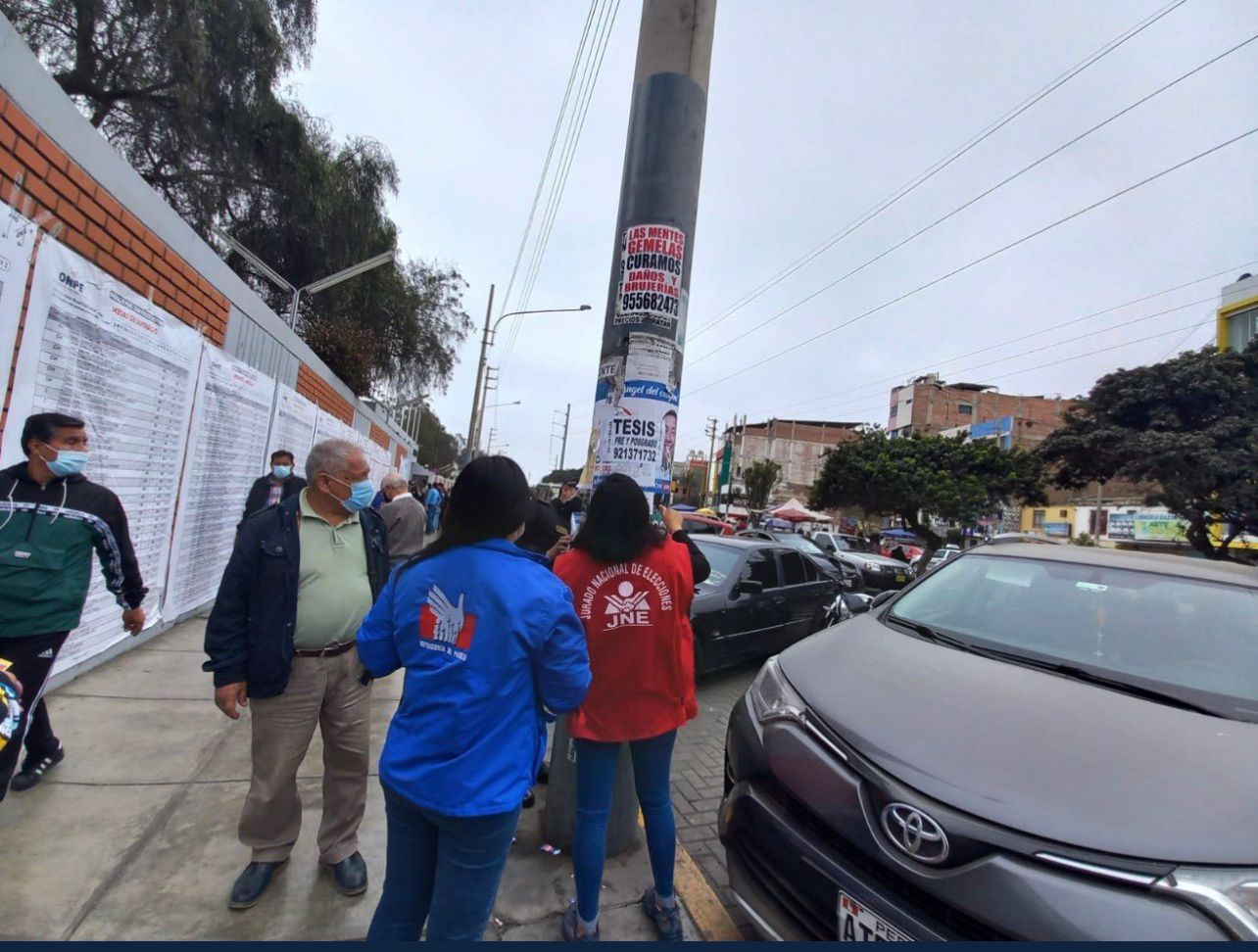 Trujillo: Detienen a sujeto con volantes de partido político dentro del colegio Santa Rosa