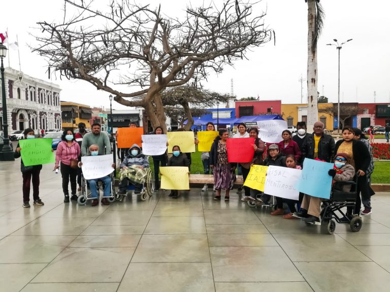 Pacientes que requieren hemodiálisis protestaron en la plaza de armas de Trujillo contra Fissal