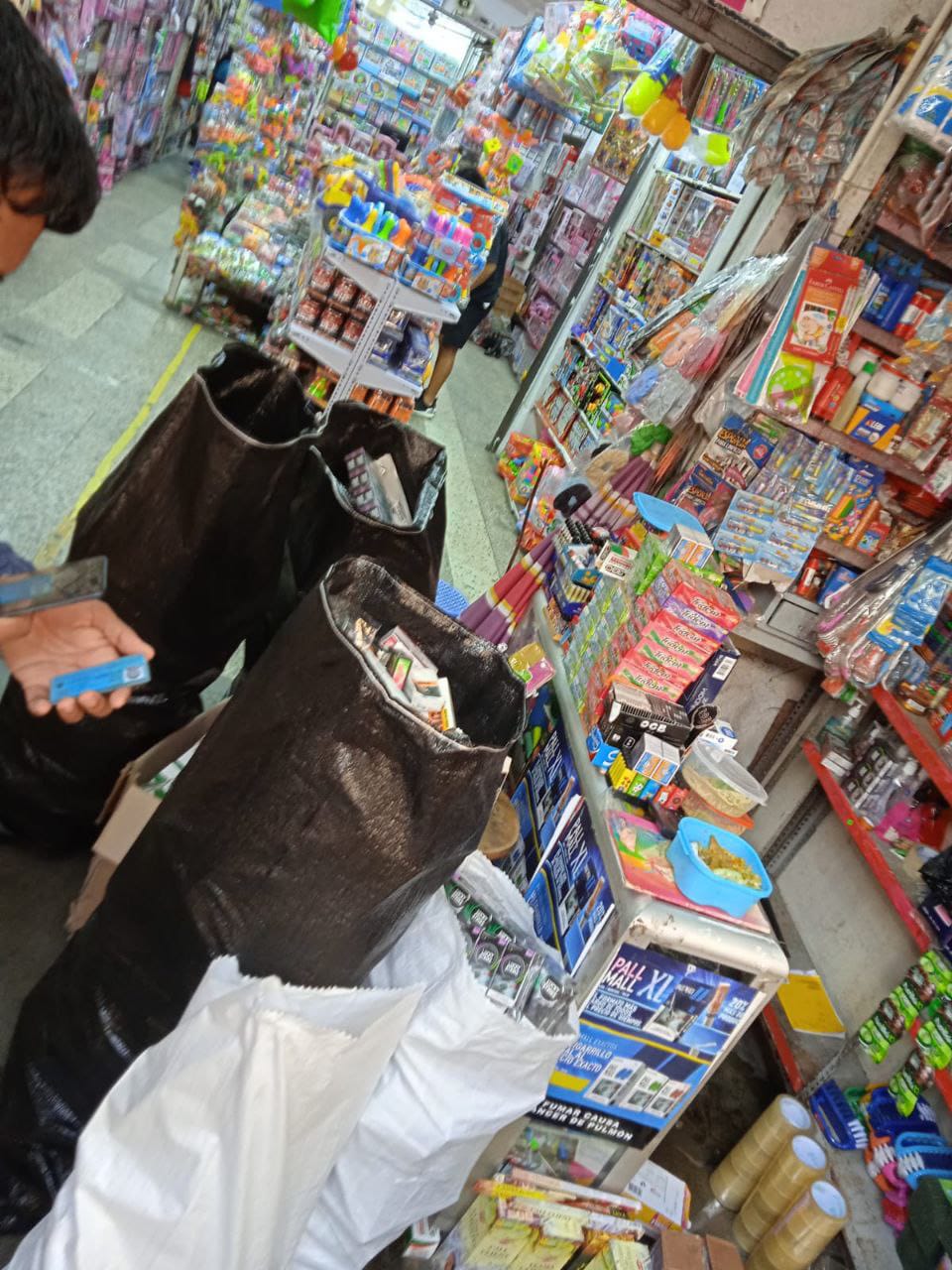 Trujillo: Policía incauta miles de cigarrillos “bamba” en el mercado Mayorista