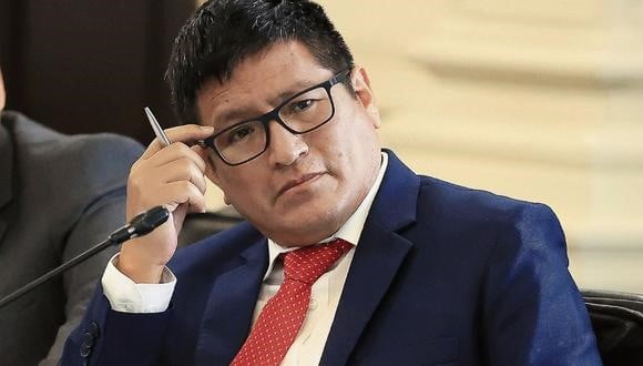 Ministro de salud es removido de su cargo tras denuncia en su contra