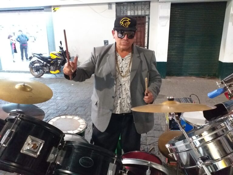 Rockero trujillano deleita a ciudadanos en vivo