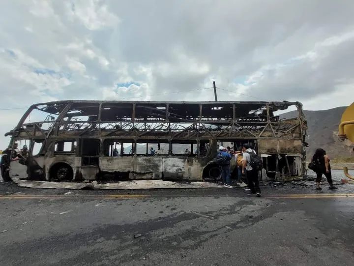 Pasajeros salvan de morir tras incendiarse bus en el que viajaban