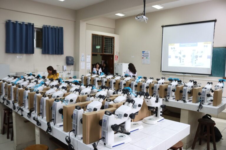 UNT: Entregan 60 microscopios estereoscópicos para la Facultad de Ciencias Biológicas