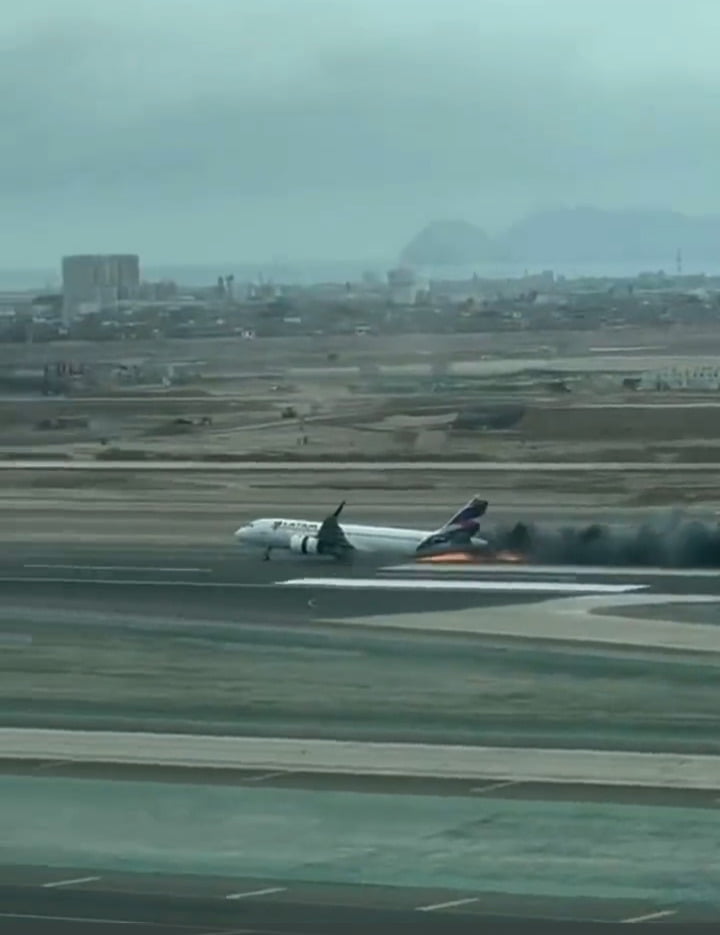 Mueren dos bomberos en accidente entre avión y camión en aeropuerto Jorge Chávez