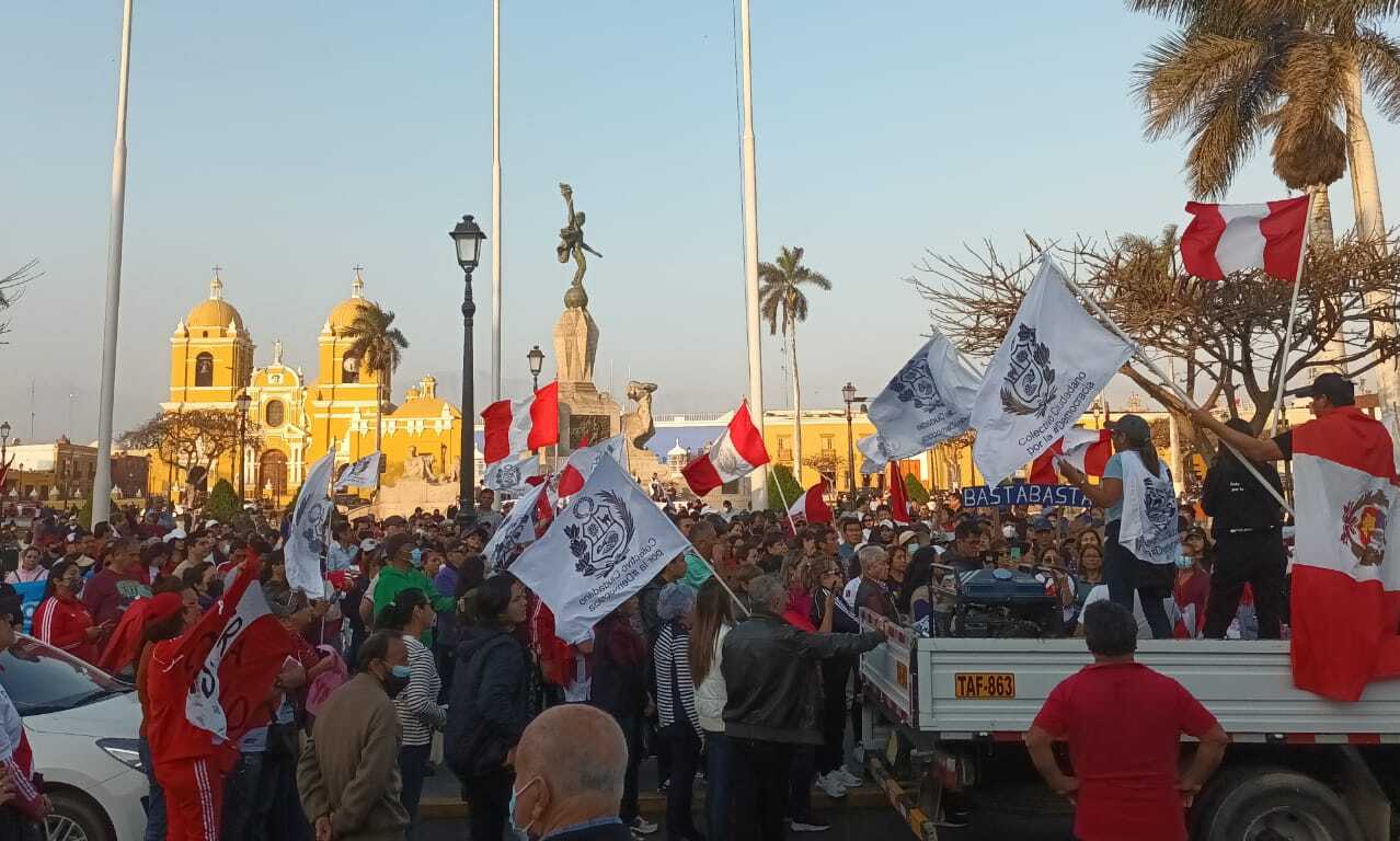 Marcha contra el gobierno de Pedro Castillo se desarrolló en Trujillo