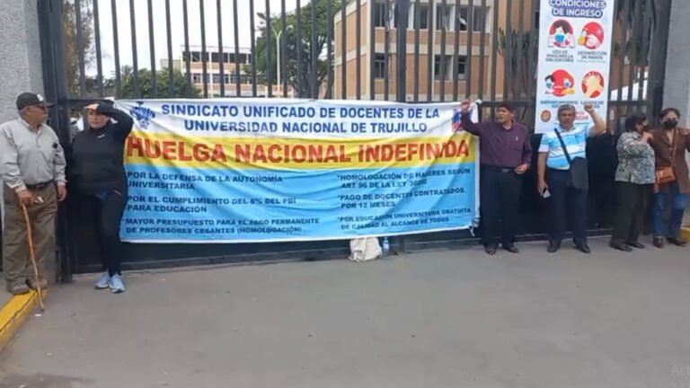 Docentes encadenan y toman la UNT en medida de protesta