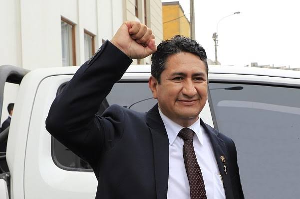 Cerrón celebra: rechazan prisión preventiva en su contra