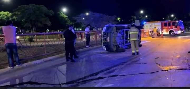 Ambulancia se voltea en by pass de Mansiche producto de accidente con combi