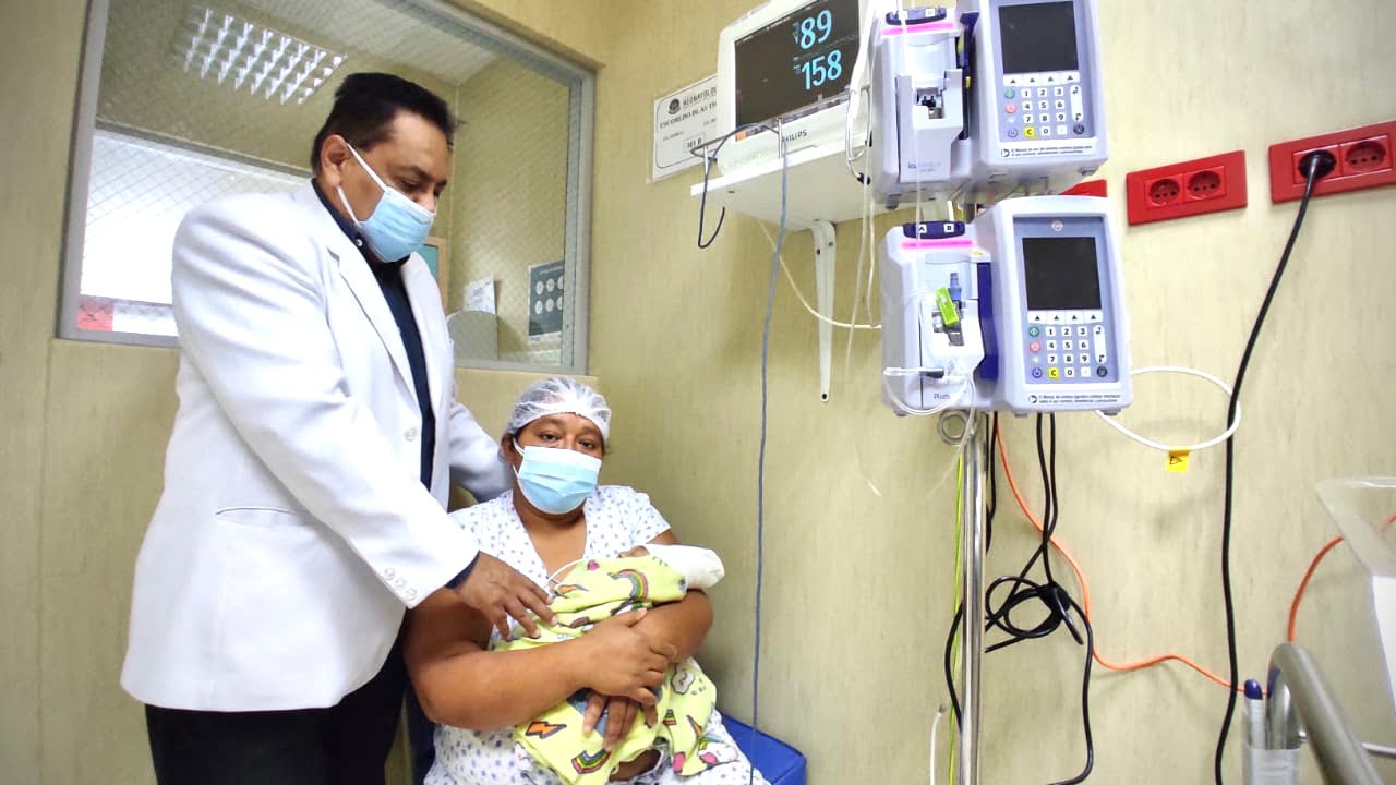 Médicos de EsSalud salvan a bebé prematuro de quedar ciego