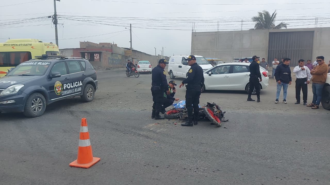 Joven fallece tras chocar contra un volquete