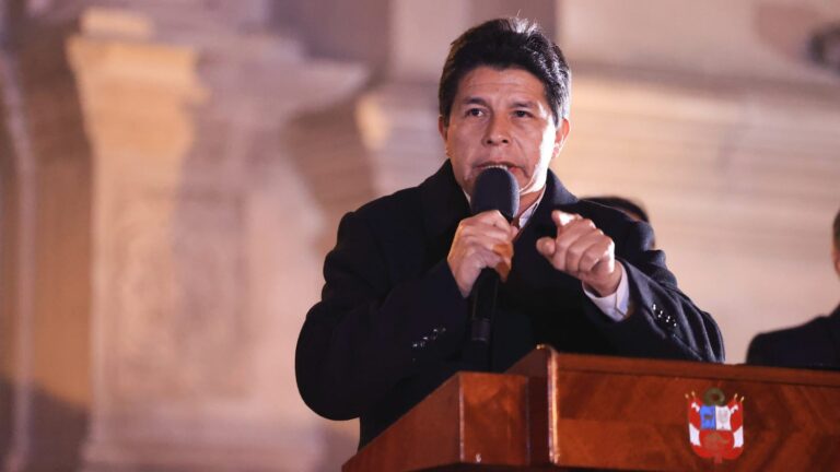 Exjefe de la DINI asegura que sobrino del presidente le pidió dinero y presenta audios