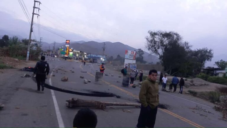 Bloquean con piedras ingreso a la sierra de La Libertad