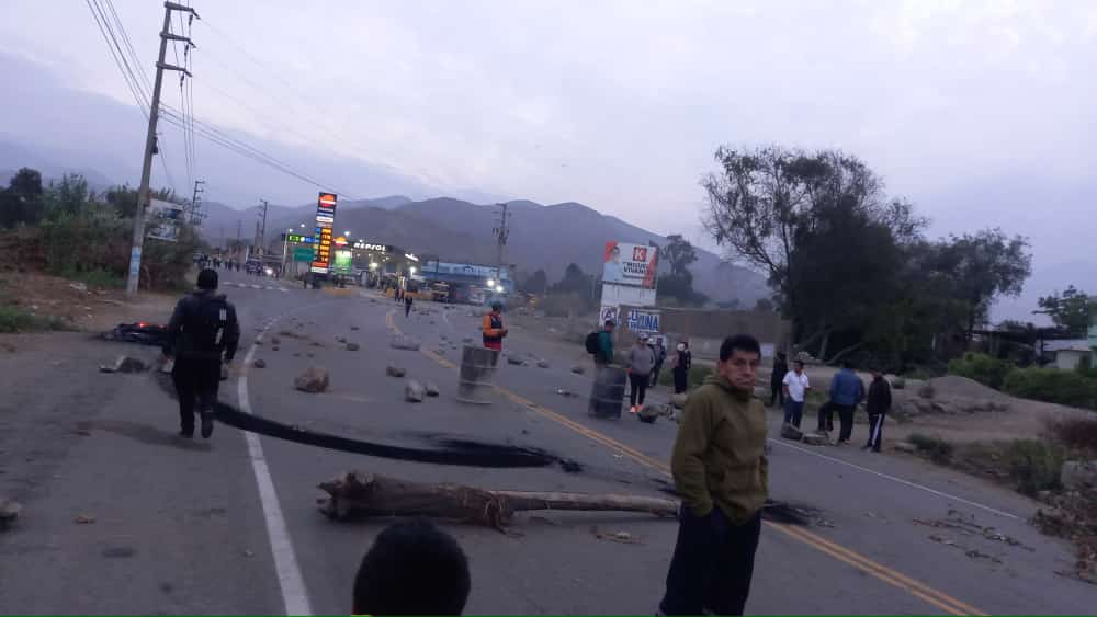 Bloquean con piedras ingreso a la sierra de La Libertad