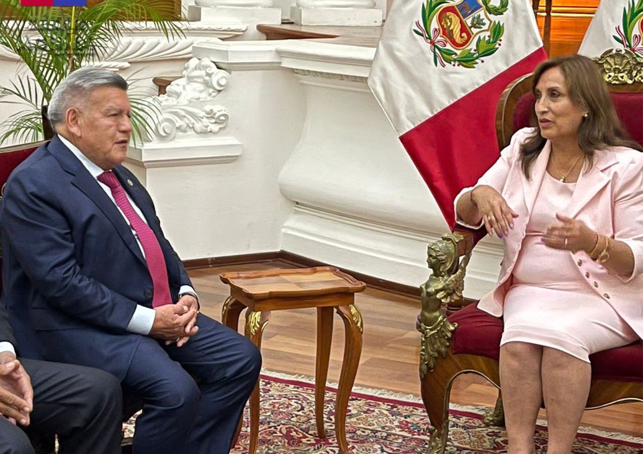 César Acuña respalda a Dina Boluarte y el adelanto de elecciones