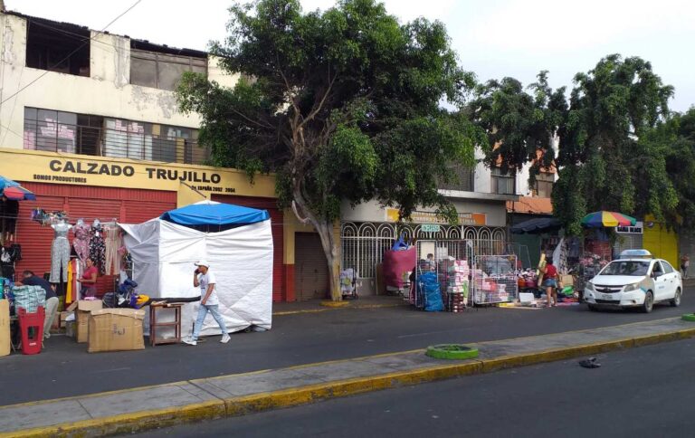 Ventas navideñas se instalan desde las 6:00 a.m. en la Av. España