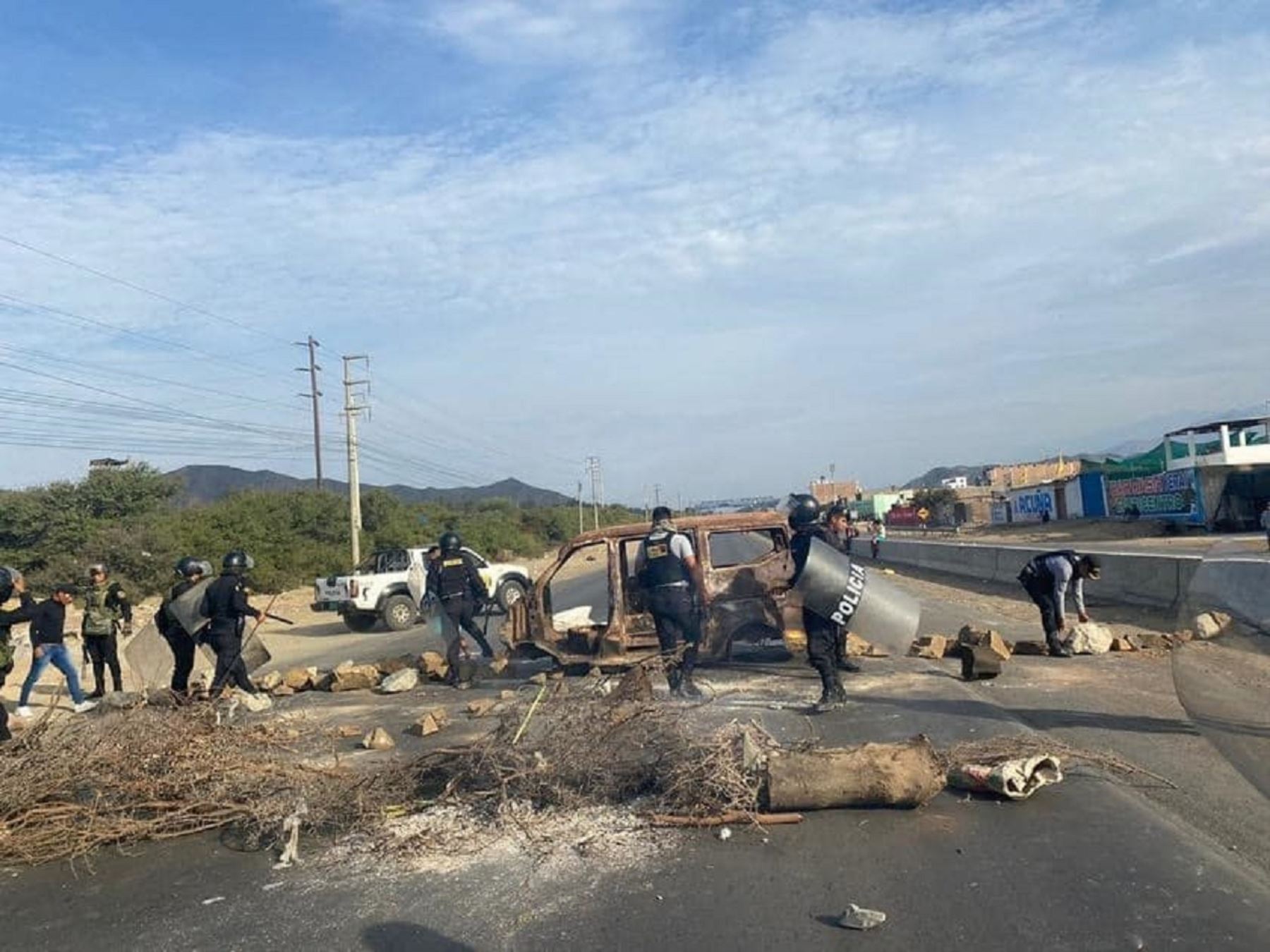 Chao: Policía logra desbloquear carretera tomada durante protestas