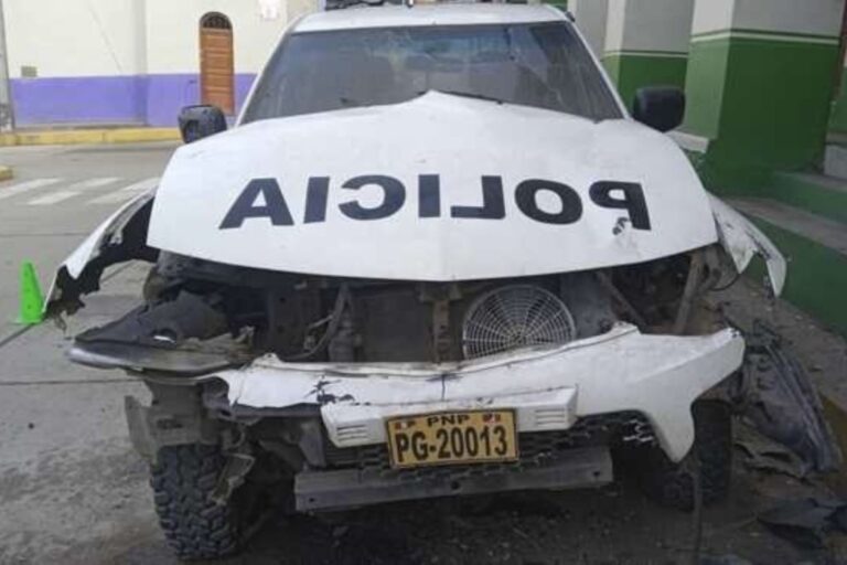 Explosivo estalló frente a comisaría de Otuzco dejando un patrullero destruido