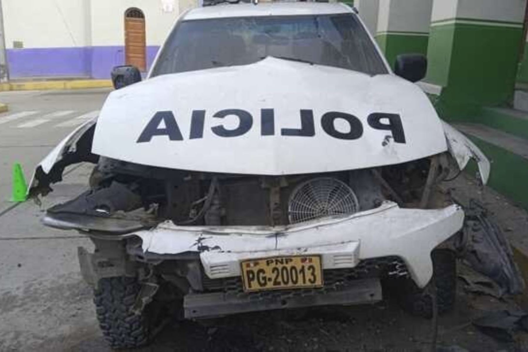 Explosivo estalló frente a comisaría de Otuzco dejando un patrullero destruido