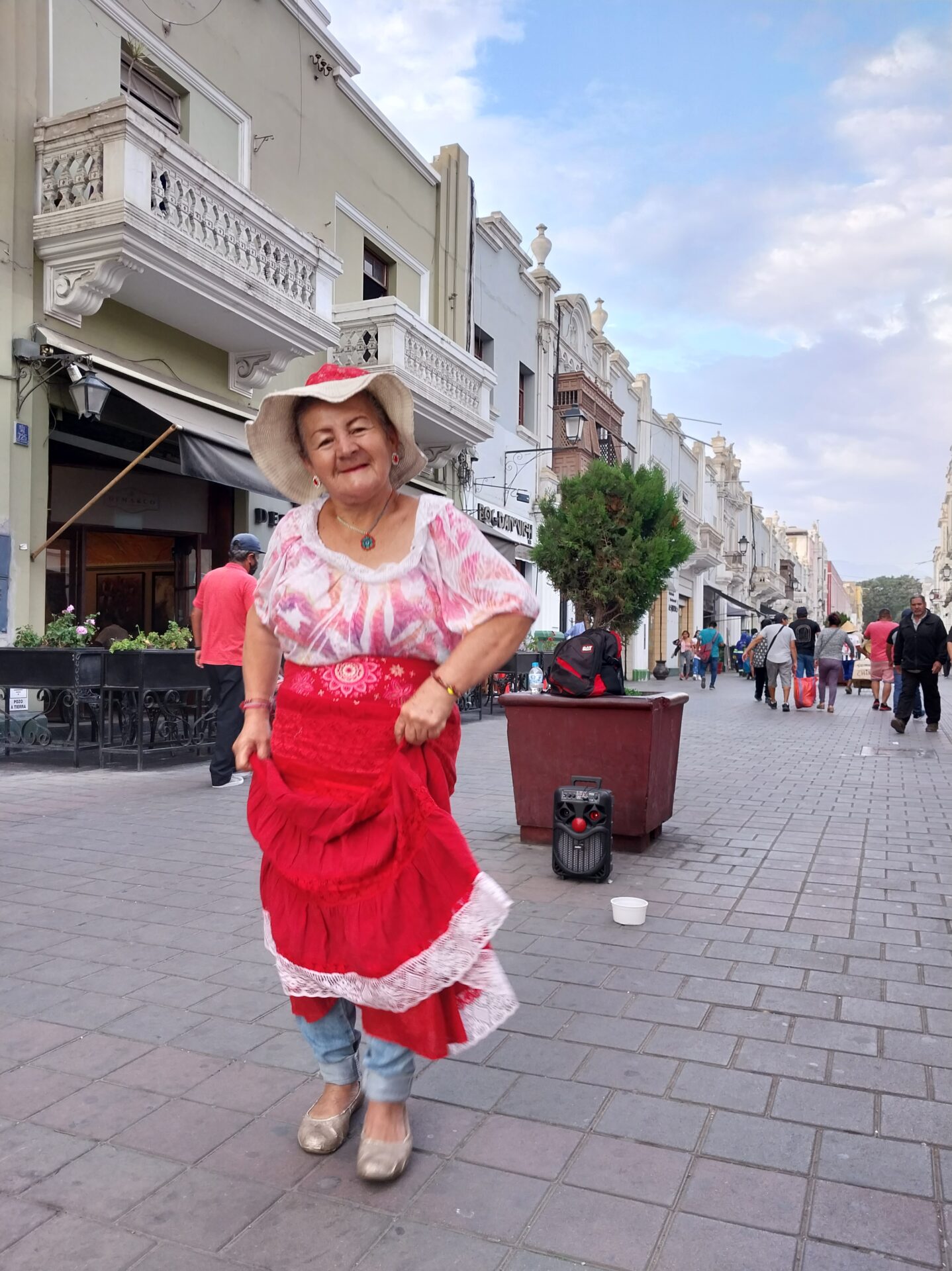 Adulta mayor baila en el Jr. Pizarro para difundir la cultura musical peruana