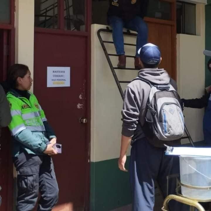 Detienen a teniente de la Policía tras hallar en su oficina objetos saqueados de centro comercial en Juliaca