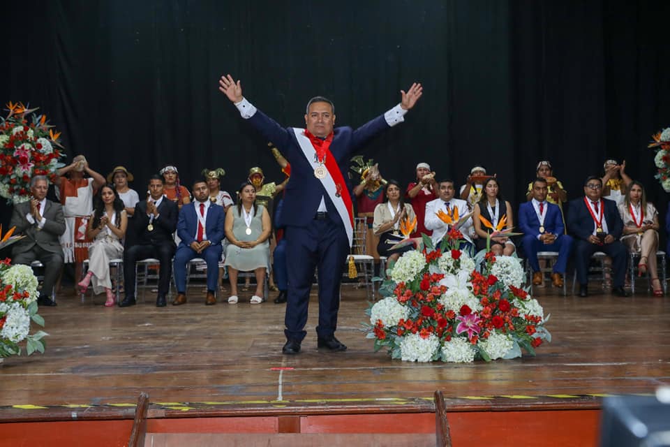 Denuncian a Arturo Fernández por usar banda presidencial en juramentación como alcalde