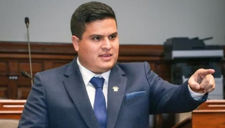 Ciudadanos de Salaverry increpan sobre elecciones a congresista Diego Bazán