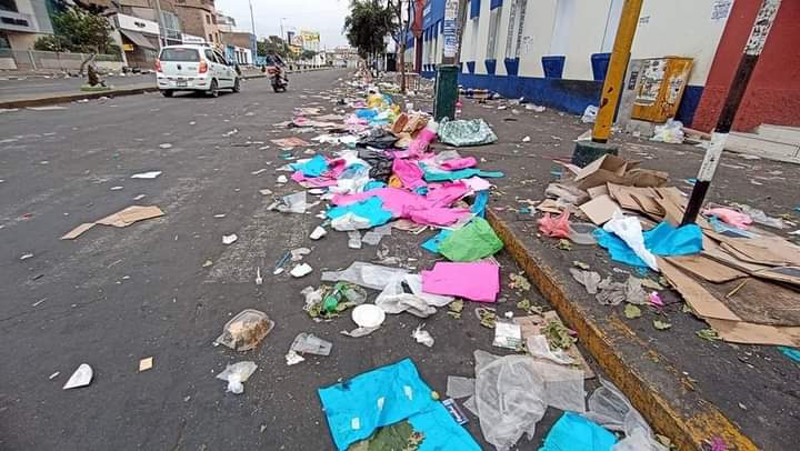En primer día del 2023 calles de Trujillo lucen llenas de basura