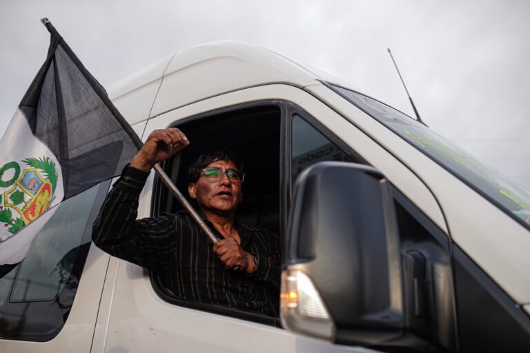 Miles de Aimaras se trasladan a Lima para exigir la renuncia de Dina Boluarte