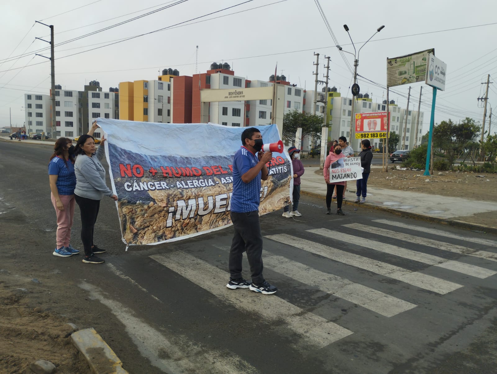 Moradores bloquean vía en El Milagro como protesta por humo tóxico