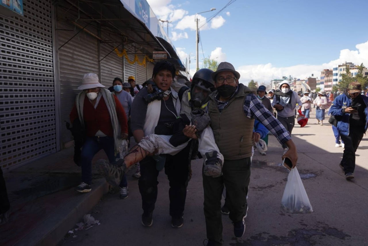 Fotoperiodista amenazado de muerte por policías es baleado durante protestas en Juliaca