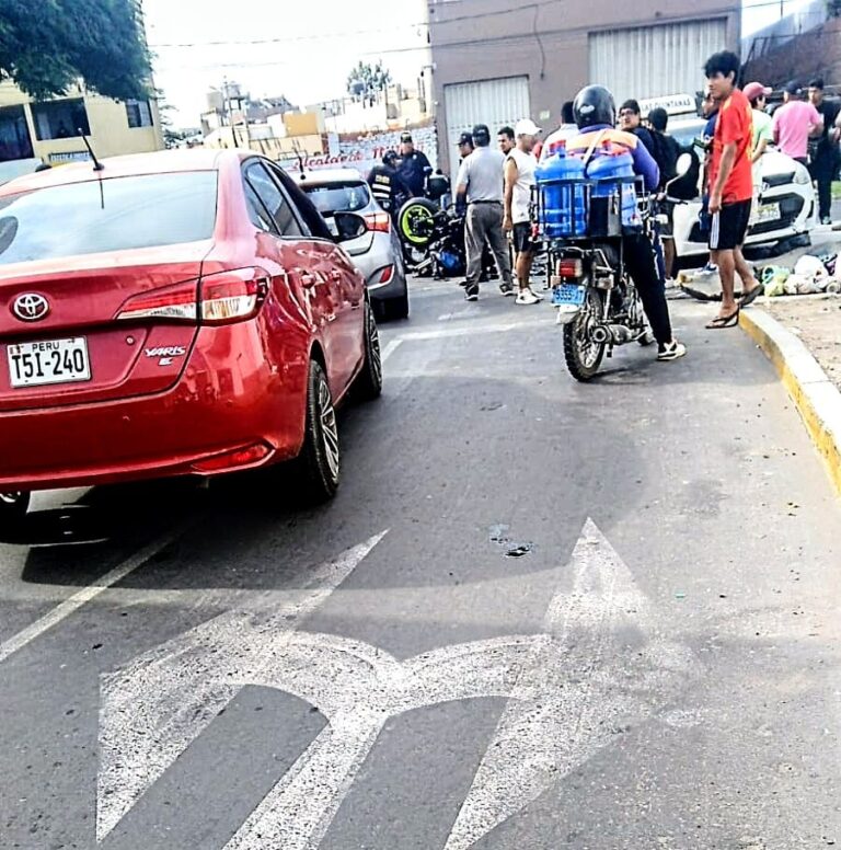Moto queda destrozada tras accidente con taxi