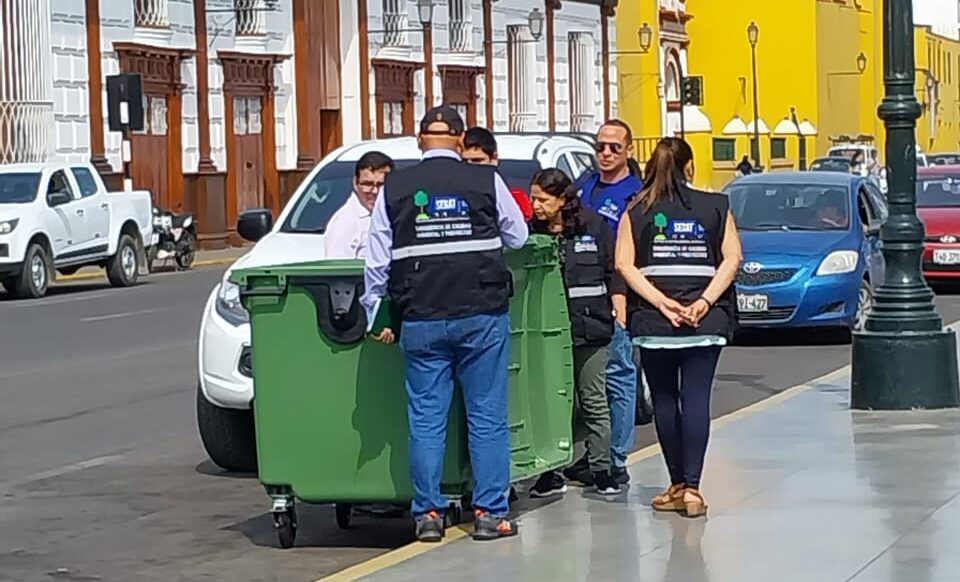 Malos olores y moscas en plena plaza de Armas de Trujillo por contenedores de basura
