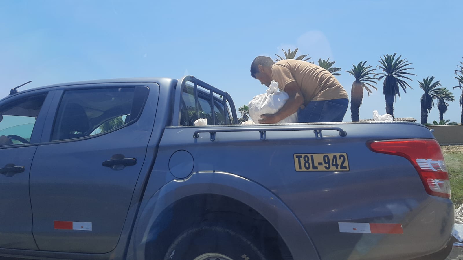 Trabajadores de la empresa Llaqta Perú son captados arrojando desmonte en vía de El Golf