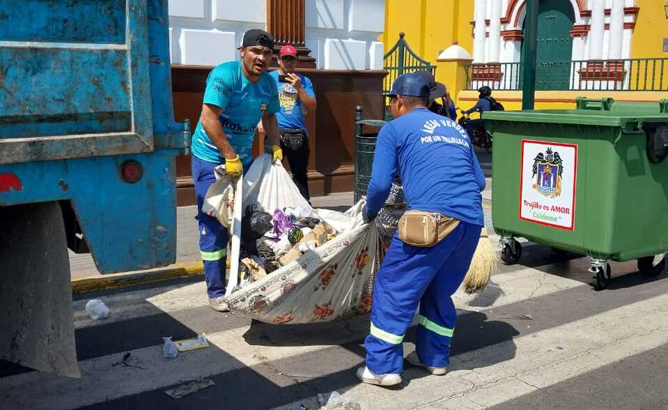 Personal de Segat recoge desperdicios desde contenedores con las manos