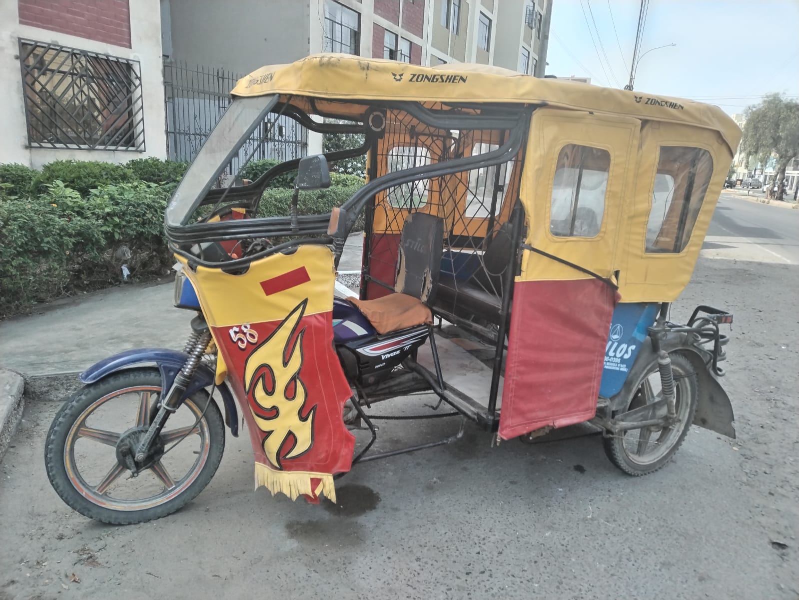 Mototaxi es encontrada desmantelada y abandonada en la Av. Costa Rica