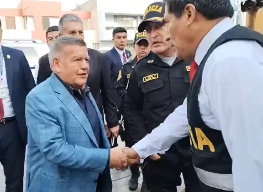 Acuña inicia visita instalaciones policiales de Trujillo