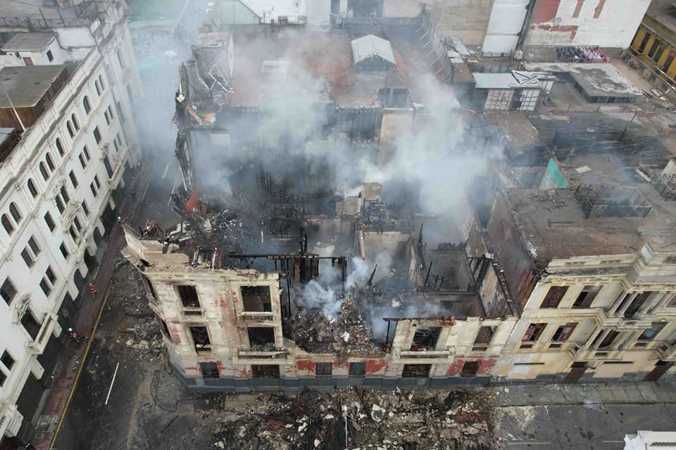Lima: Inmueble en Plaza San Martín amenece calcinado