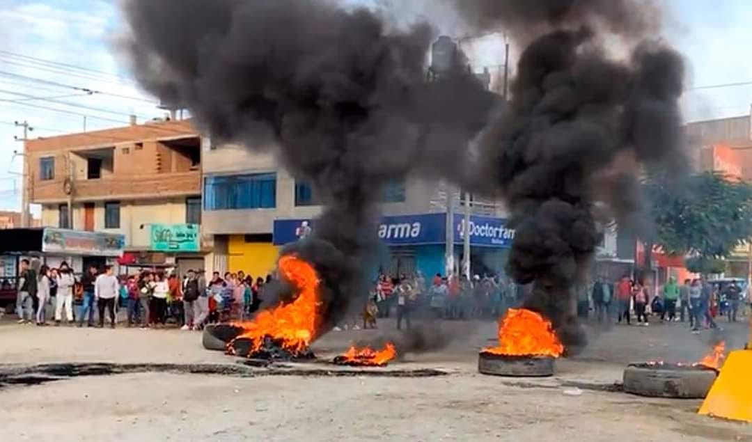 La Libertad: El norte se une a las protestas bloqueando carretera en Virú