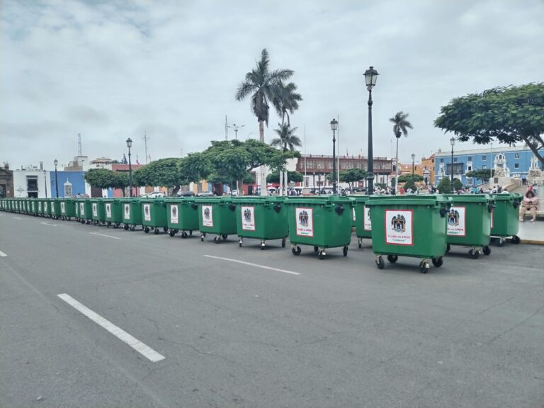 Contenedores donados llevan casi 10 días en la plaza de armas de Trujillo