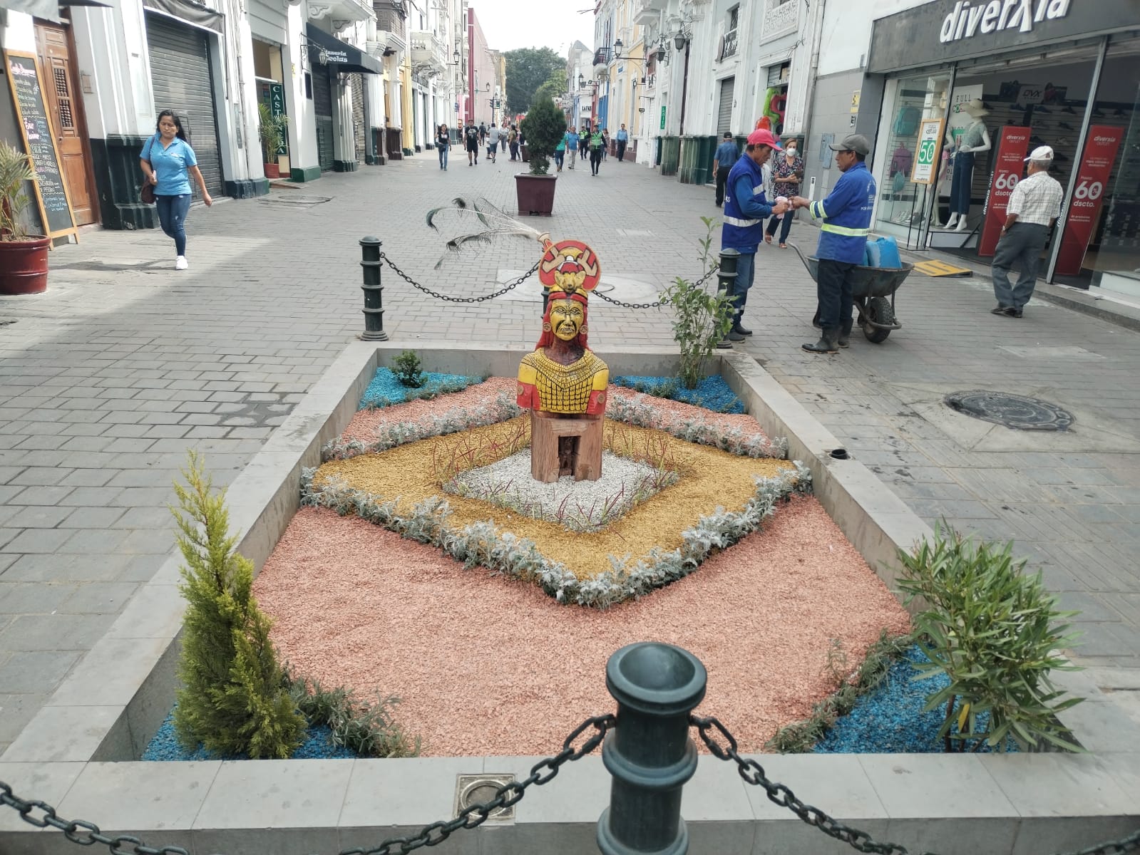 Trujillo: Piletas del Jr. Pizarro continúan siendo remodeladas por personal Segat