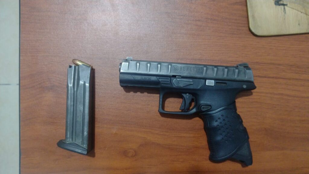 Arma de policías detenidos
