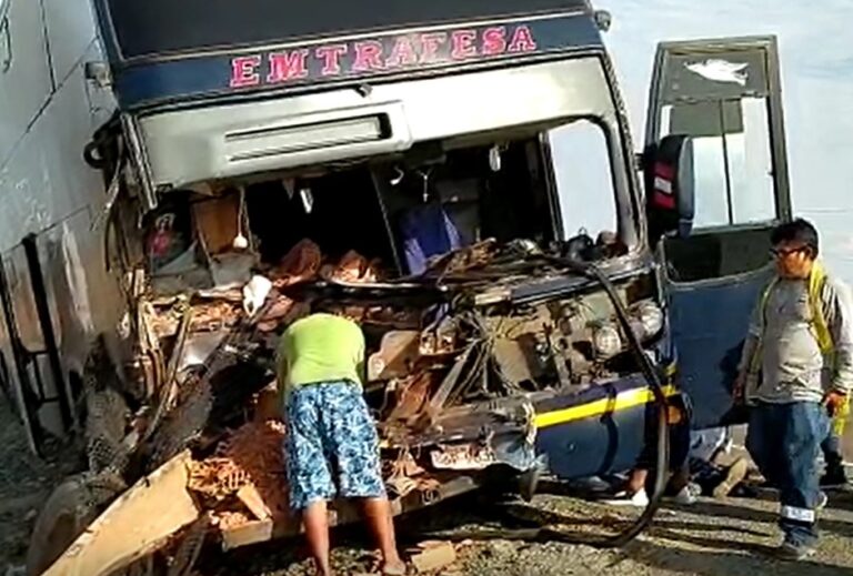 Accidente entre bus de Emtrafesa y camión ocurrió esta mañana en Chiclayo