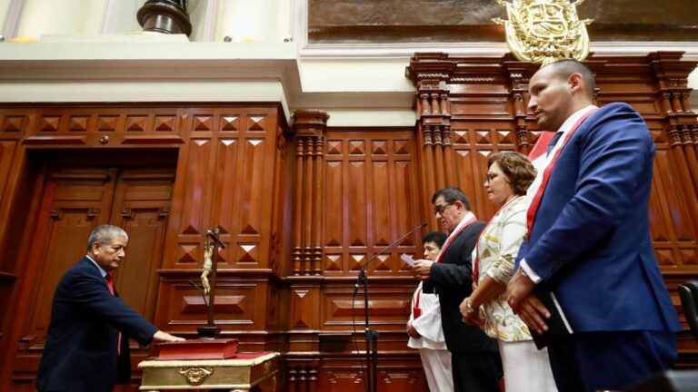 Isaac Mita juró como nuevo congresista por Tacna en lugar de la suspendida Betssy Chávez