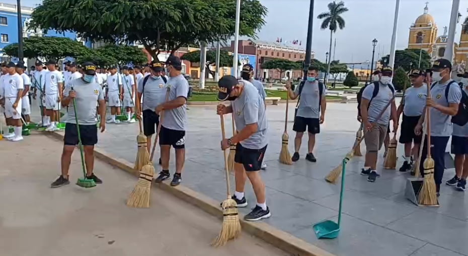 Trujillo: Policías y estudiantes de la PNP salieron a barrer las calles